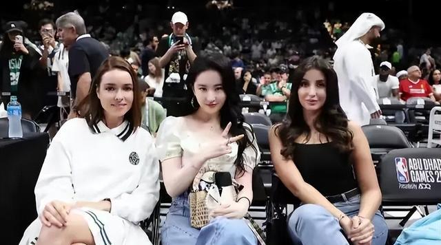 刘亦菲NBA观赛现场照